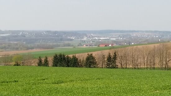 Also im Normalfall wäre ich das restliche Stück an der Vils entlang bis Vilshofen getourt, aber der Ausblick hinunter ins Vilstal mit Aldersbach in Bildmitte zeigt an, daß eine Umwegsvariante über den Höhenzug zwischen Vils und Donau anstand.