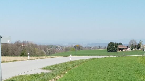 In der Ferne lassen sich äußerst schemenhaft Ausläufer des Bayerischen Waldes erahnen, davor liegt das Donautal.