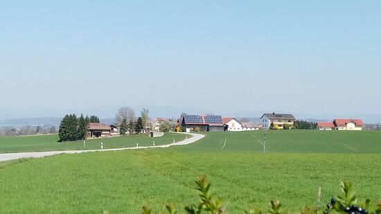 Bin dann noch den Abstecher zu diesem Ort gefahren, um dahinter evtl. schon etwas von der Donau sehen zu können, aber Matt sagte schon, daß ein richtiger Donaublick erst oberhalb von Vilshofen möglich sei. 
Also ging es von hier aus dann nach dem Abstecher wieder rechterhand weiter.