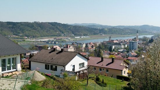 Aaahaaa ! Ausblick vom Vilshofener Stadtteil Hördt:
Aus dieser Höhenlage Vilshofens ist die "schöne blaue Donau" gut zu erkennen, die Vilsmündung ist baulich verdeckt, liegt kurz hinter der Stadtpfarrkirche St. Johannes der Täufer mit dem gotischen Spitzturm aus dem Ende des 15. Jahrhunderts, 1803/04 nach dem großen Stadtbrand von 1794 wieder aufgebaut, am östlichen Ende Vilshofens.
Der kleinere Turm linkerhand der Stadtpfarrkirche ist übrigens das Stadttor.