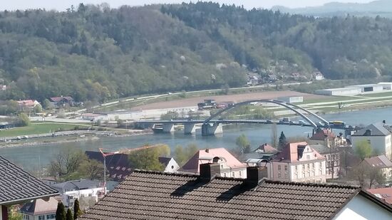 Die neue Vilshofener Marienbrücke über die Donau, 1980 für den Verkehr freigegeben.