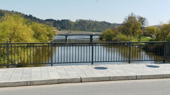 Inzwischen in den Niederungen Vilshofens, befinde ich mich auf der innerörtlichen Vilsbrücke, dahinter die Brücke der B8 über die Vils, die gleich anschließend in die Donau mündet und dort ihr namentliches Ende findet, aber im Geiste irgendwie doch noch weiterhin Bestand hat.
