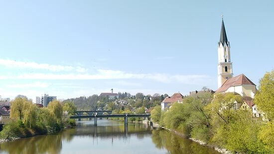 Auf der B8-Vilsbrücke nochmals ein Rückblick auf die Stadtpfarrkirche 
St. Johannes der Täufer, die innerörtliche Straßenbrücke, die Eisenbahn-Bogenbrücke, sowie Abtei Schweiklberg.