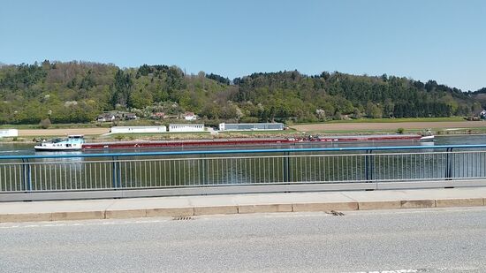 Blick von der B8-Straßenbrücke auf ein gerade in Richtung Deggendorf / Passau vorbeiziehendes Frachtschiff. Der Name des Schiffes kann leider nicht erkannt werden - deshalb auch keine dazugehörigen technischen Daten.
