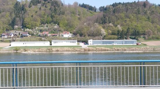 Die Gebäudlichkeiten auf der linken Donauseite sind Bestandteil des Flugplatzes Vilshofen, seit 1964 öffentlicher Verkehrslandeplatz und seit 2004 Stützpunkt der Luftrettungsstaffel Bayern e.V.
Die asphaltierte Start-/Landebahn ist 1138 m lang und 20 m breit.
Etwa 30 Personen sind an diesem Flughafen beschäftigt.