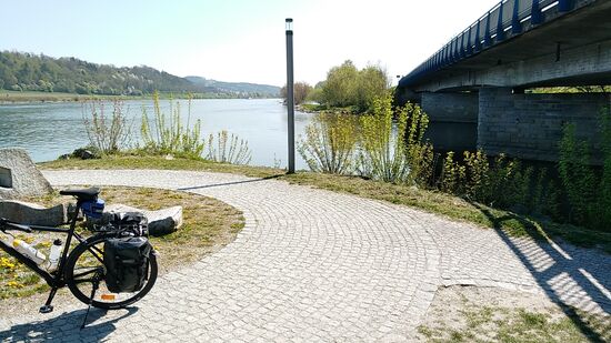 Unter der B8-Straßenbrücke fließt von rechts her die Vils an und mündet in die von links nach oben fließende Donau.
Ich schreibe bewußt nicht von der strömenden Donau, da diese in Laufrichtung erst ab Passau offfiziell als Strom bezeichnet wird.