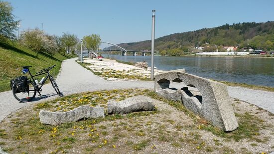 An Vilshofener Donaupromenade mit Blick gegen den Lauf der Donau.