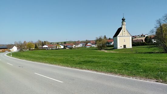 Nachdem etwa eine Viertelstunde geplaudert war, ging es wieder weiter und nach gut 2 km Fahrtstrecke fällt am Ortsausgang von Egglham der Blick zurück auf die 1751 geweihte, kleine und sehenswerte Rokokokirche "St. Jakobus der Ältere". 
Davor stand an dieser Stelle eine spätgotische Kirche.