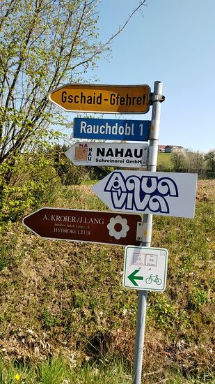Und gut 1 km weiter "doblt" es schon wieder - Rauchdobl 1 ist meine Anlaufstelle nicht nur als Quartier, sondern auch vorrangig zum Wiedersehen mit der dort ansässigen Familie Hausruckinger, die bis vor nicht langer Zeit viele Jahre in meiner Ortschaft Feldolling ansässig war.
Da ich ja, wie bereits beschrieben, wetter-, lust- und zeitbedingt meiner bereits beendeten Vilstalradtour einen weiteren Anhang mit immer noch unbekannten Schlußzielort versetzte, lag es auf der Hand dieses Zwischenziel endlich mal per Rad anzusteuern.
Mein Erscheinen hatte ich telefonisch bereits an der Vilsmündung in Vilshofen angekündigt und so konnte ich die relativ kurze Fahrstrecke bzw. Fahrzeit im Gegensatz zum vorigen Tag recht locker und gelöst angehen.