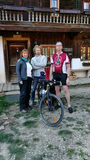 Zwischen Hanni und mir hat sich Sohn Andreas postiert, der mit seiner Familie im Nebengebäude wohnt.