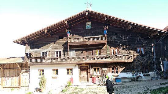 Letzte Blicke auf das beeindruckende Wohngebäude des Rauchdobl'schen Vierseithofs.