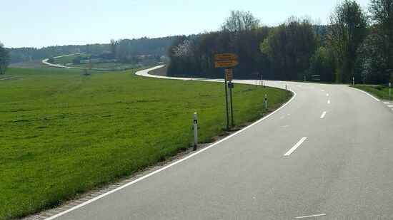 Und schon bin ich "on the road again", sollte aber kurz nach der Beschilderung rechterhand in Richtung Wolfskugel abbiegen, um nicht zu sehr nach Osten abzudriften. Schließlich war Pfarrkirchen im Rottal das nächst größere Zwischenziel.