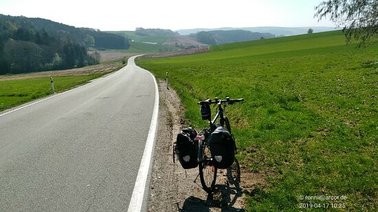 Da ich in Stockert fahrlässigerweise zu wenig in die Handy-Landkarte gesehen und dort einen Abzweig verpasst hatte, befand ich mich unversehens auf dem abschüssigen Teilstück über Kieferling nach Brombach, wenige km östlich von Pfarrkirchen gelegen. Da ich erst an diesem Fotostopp meinen Verfahrer bemerkte und den knappen einen km zurück nach Stockert nicht mehr auf mich nehmen wollte, gab es den "einstimmigen" Beschluß, mein Fahrgerät nun abwärts rollen zu lassen.