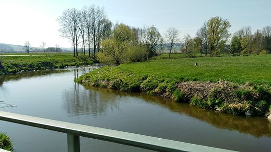 Die Rott, die ich ab hier gegen ihre Flußrichtung beradle, hat ihren Quellort nur wenige km östlich von Velden an der Vils, das ich am ersten Tourtag passierte und verläuft über Neumarkt-St. Veit, Eggenfelden, Pfarrkirchen, Bad Birnbach und Pocking nach Neuhaus am Inn, wo sie dann in den Inn mündet.
Übrigens liegt Neuhaus am Inn gegenüber der bei Touristen sehr bekannten österreichischen Stadt Schärding.