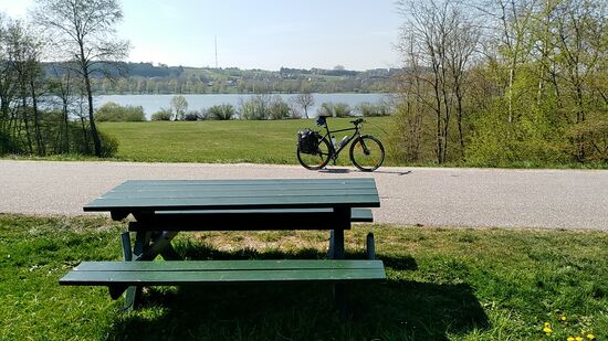 Jetzt aber wieder weg von der nebensächlichen Beschreibung des Verlaufs der Rott und inzwischen bin ich gleich westlich von Pfarrkirchen bei Postmünster am Rottauensee angelangt.