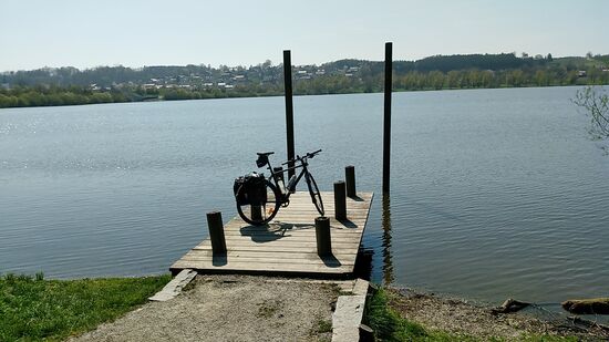 Impressionen vom Steg mit meinem nicht-schwimmfähigen Straßenfahrzeug, das nur bei Regen (bei dieser Ferntour nicht gegeben) naß werden kann.