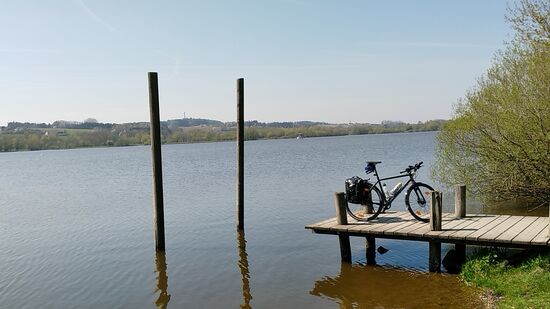 Auch wenn der Rottauensee immer mehr verlandet und zu Fuß zu durchqueren wäre: 
Mit meinem Fahrgerät würde ich sicherlich im Untergrund "versumpfen", so daß die Ausrichtung des Fahrrads darauf schließen läßt, daß ich für die Reisefortsetzung weiterhin etablierte Fahrwege mit tragfähiger Oberfläche nutzen werde.