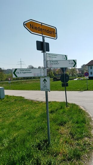 Dem unteren Pfeil nach geht's weiter.