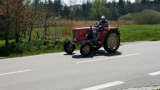Vor dem Überqueren der B 588 werde ich noch von einem Bulldog-Veteranen 
der Marke Schlüter passiert.