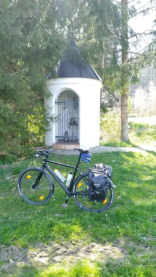 Etwas oberhalb von Mitterskirchen wird ein kurzer Zwischenstopp an dieser schmucken Kleinod-Kapelle eingelegt.