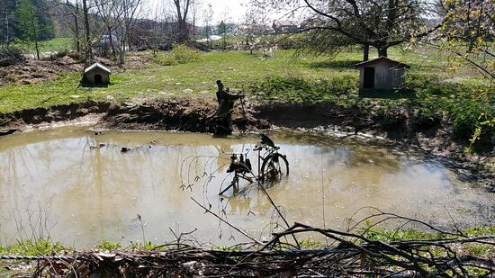 Bei Lidorf wieder mal ein überaus erheiterndes Kunstwerk.
Ich nenne es mal künstlerisches Stillleben in Form eines verschrotteten Fahrrads in einem Tümpel.