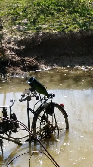 Eine große Magnum-Flasche am Gepäckträger . . .