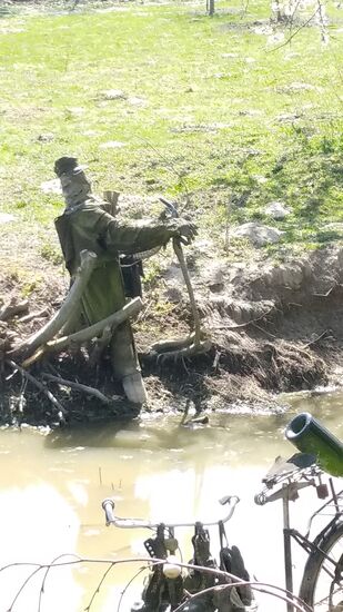 . . . eine menschendarstellende Statur am Tümpelrand . . .