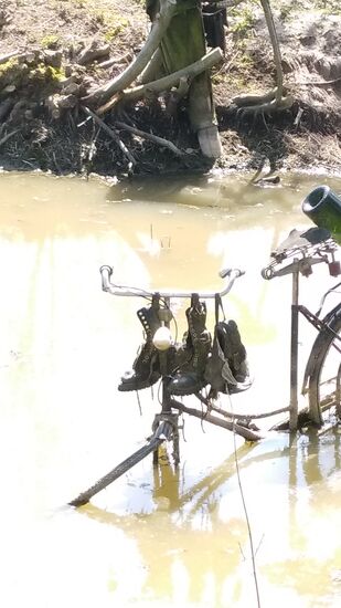 . . . und eine zerschlissene Schuhgarnitur am Lenker lassen natürlich unbegrenzte künstlerische Interpretationsdiskussionen entstehen, gemäß dem Motto:
Was sagt uns dieses "Bild"?
Aber ich besinne mich schnell wieder auf mein radlerisches Handwerk und verlasse mit einem überbreiten Grinsen dieses kunstgesättigte Areal.      