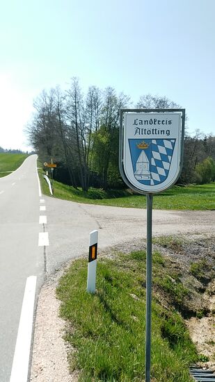 Einige Steinwürfe weiter erreiche ich den Landkreis Altötting.
Geradeaus käme ich in meine beabsichtigte Richtung Töging/Mühldorf.
Aber der geneigte Umwegfahrer meinerseits bog nach ca. 50 m in die gerade noch erkennbare Abzweigung nach links in Richtung Arbing ab.
Also war Mühldorf gestrichen.