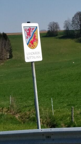 Auf der gegenüberliegenden Straßenseite noch kurz das Schild 
des gerade verlassenen Landkreises Rottal-Inn.