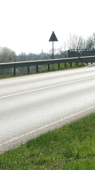 Da ich mich kurz vor dem Winhöringer Ortsteil Eisenfelden befinde, in dem der Bahnhaltepunkt von Neuötting angestammt ist, denke ich, daß es sich im Bildhintergrund um eine der Neuöttinger Kirchen handelt, da sich Altötting im südlichen Anschluß Neuöttings befindet.