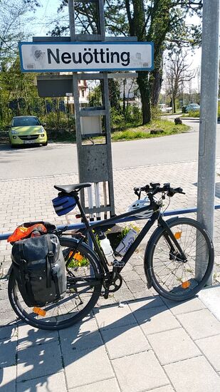 Nun ist es soweit:
Der Bahnhaltepunkt Neuötting ist erreicht und heute entscheide ich mich trotz Schönwetters und genügend Zeit gegen eine weitere Übernachtung und morgige Heimfahrt nach Hause per Rad, sondern nehme noch vor 17 Uhr eine Zugverbindung mit Umstieg in Mühldorf und Rosenheim 
zum (Noch-)Heimatbahnhof Westerham, um von dort die letzten noch ca. 2 km radelnd nach Hause abzuhandeln.
Schön war sie, die erste kleine Radl-Ferntour in der Karwoche in 2019 !!!
Kein Regen, kein ungehöriger Gegenwind, keine Not-Übernachtung unter einer Brücke  - was will man mehr?
