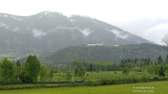 Nach wenigen ersten Kilometern des Eintretens und Einsitzens auf dem Rad, erscheint die Wallfahrtskirche Frauenberg an der Enns im Hintergrund in Bildmitte auf einer 130 m hohen Erhebung, Kulm genannt und "zwingt" mich zum ersten freiwilligen Zwischen-(Foto)-Halt. Um eine Verpixelung zu vermeiden, wurde der Digital-Zoom vom Handy nicht ausgereizt - klickt man auf die Vergrößerungspfeile im rechten oberen Eck des Bildes (zurück zum Normalbild mit Esc-Taste bzw. Schließkreuz am rechten oberen Bildeck), bekommt man noch einen etwas besseren Anblick auf das stattliche Gebäude.
Die Erhebung gehörte schon früh zum Benediktinerstift Admont, der wenig weiter unten im Bericht als Wahrzeichen der Ortschaft Admont erwähnt wird.