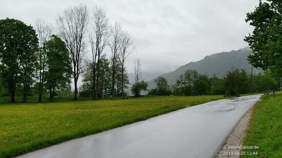 Wenige km nach dem Start vom Bahnhof Selzthal lässt sich aufgrund der spiegelnden Straße die momentane Wettermisere erahnen, aber gefühlt hat der nicht gerade geringe Niederschlag schon nachgelassen.