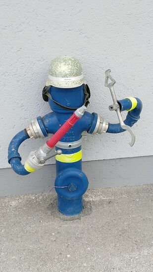 Am Wenger Feuerwehrhaus findet sich eine amüsante Feuerwehrler(in) in Form eines künstlerischen Oberflurhydranten, genannt "Löschmaxi".