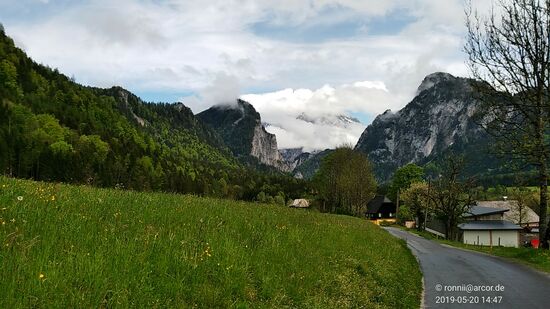 Der Anfang des Gebirgsdurchbruchs befindet sich schon in Steinwurfweite.
Hurra, der Regen hat aufgehört und vermehrt treten blaue Zonen im Himmel auf.