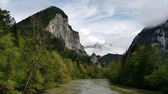 Das Gesäuse ist eine Gebirgsgruppe in den Nördlichen Kalkalpen. Mit schroffen Kalkgipfeln und dem Durchbruchstal der Enns bildet es den nordöstlichen Teil der Ennstaler Alpen in Österreich. 2002 wurde ein großer Teil des Gesäuses zum Nationalpark Gesäuse erklärt.
Kurz nach der Ennsüberquerung an dieser Stelle ist es dann soweit: