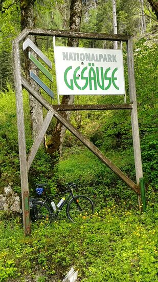 Der offizielle Teil des Nationalparks GESÄUSE ist erreicht.
Ganz nebenbei ein beim Verfassen des Berichts zufällig bemerkter Artikel aus dem AustriaWiki im Austria-Forum zu diesem Punkt, dem Eingang des Gesäuses an sich:
Eine seltene Methode zur Ermittlung des geographischen Mittelpunkts ist die Ermittlung jenes Orts, welcher sich am weitesten von jedem Punkt der Landesgrenze entfernt im Landesinneren befindet, dem Pol der Unzugänglichkeit. Das ist in Österreich am Eingang des Gesäuses, im Gemeindegebiet von Admont bei 47,5783° N, 14,5525° O.
