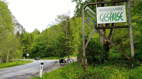 Streng genommen bezeichnet das Gesäuse lediglich das 16 km lange Durchbruchtal der Enns zwischen Admont und Hieflau und die Seitentäler von Radmer und Johnsbach. Die Enns überwindet innerhalb dieser kurzen Strecke ein Gefälle von über 150 Metern. Das wildschäumende, schnell dahinsausende Wildwasser gab diesem hochalpinen Abschnitt seinen Namen. Das Steirische Ennstal flussaufwärts ist westlich durch einen sehr breiten, nahezu ebenen Talboden geprägt. Flussabwärts folgt das weitere Engtal der Enns, das Oberösterreichische Ennstal, das gemeinsam mit dem Gesäuse den Durchbruch der Enns durch die Nordalpen bildet.
Der in 2002 gegründete Nationalpark Gesäuse beinhaltet dagegen auch die nächsten angrenzenden Gebiete mit den Ortschaften Landl und St. Gallen.