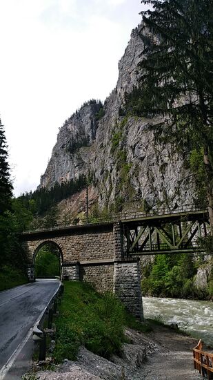 Und dieses enge Tal bietet sogar noch Platz für eine eingleisige Bahnstrecke, sowie für die Bundesstraße 146.