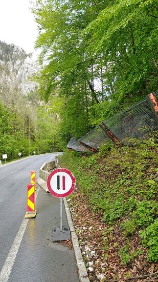 Da hat ein Felssturz seine Spuren hinterlassen, den Schutzzaun gründlich deformiert und eine vorübergehende Engstelle verursacht.
Gut, daß ich nicht beim eigentlichen Fels-Event vor Ort war.