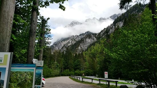 Nach dem Abzweig nach Johnsdorf ergibt sich ein Blick auf einen Teil der 
Eisenerzer Alpen, die sich von Selzthal bis zum (Gebirgspaß) Präbichl bei Eisenerz erstrecken und den südlichen Teil der Ennstaler Alpen darstellen.