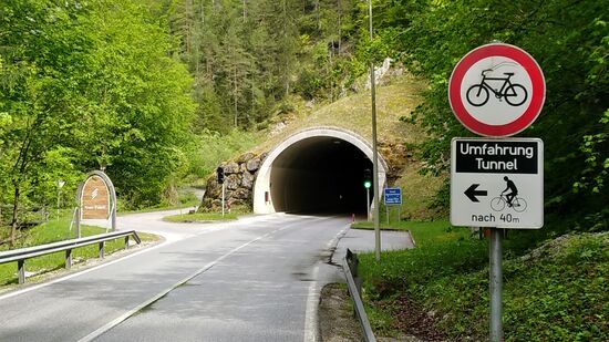 Nach kurzer Fahrzeit erscheint der Tunnel Zigeunerbrücke, Ende 1999 fertiggestellt und während meiner Wien-Tour in 1991 noch nicht existent. Das alte Straßenstück bildet heutzutage die Umfahrung für die Radler, der ich gerne folge, um das sowieso für Radler verbotene Tunnelstück zu vermeiden.