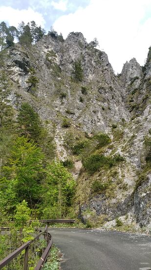 Und wenn man die Geröllstücke am rechten Straßenrand sieht, bekommt man gerne einen Linksdrift um unliebige Treffer nach Möglichkeit zu vermeiden.