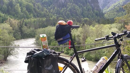 Ungeklärter Weise wird der Foto-Zeitstempel nicht regelmäßig in die vorgesehene rechte untere Bildecke eingeblendet, aber lt. Foto-Info wird hier 15:51 Uhr angegeben, also für meine Radferntour-Gepflogenheiten beste Mittagszeit, die ich mit Gemüsesaft, einer in der Früh zuhause belegten Wurstsemmel, sowie einem Apfel zelebriere.