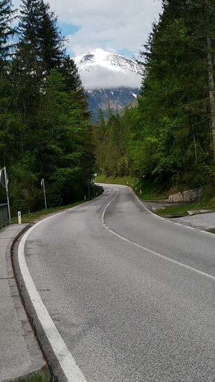 Frisch gestärkt lasse ich mich nach der Gegensteigung, die an der Aussichtsbucht endete, wieder nach unten driften und bewege mich dabei auf den oben noch schneebedeckten Tamischbachturm (2035 m.ü.A.) zu.
Dieser Berg gilt als einer der technisch leichtesten Zweitausender im Gesäuse und als lohnender Aussichtsberg. 
Die Kletterrouten der ca. 1000 m hohen Nordwand werden wegen der schlechten Felsqualität jedoch nur sehr selten begangen.