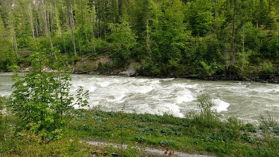Von rechts nach links tost unter mir die Enns noch dahin.