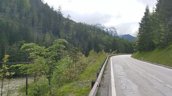Bei diesem Blick gegen die Fahrtrichtung bekommt man im Nachhinein doch noch einen, wenn auch etwas wolkenverschleierten Blick auf das Hochtor zu erhaschen, mit 2369 m.ü.A. die höchste Erhebung in den Ennstaler Alpen.