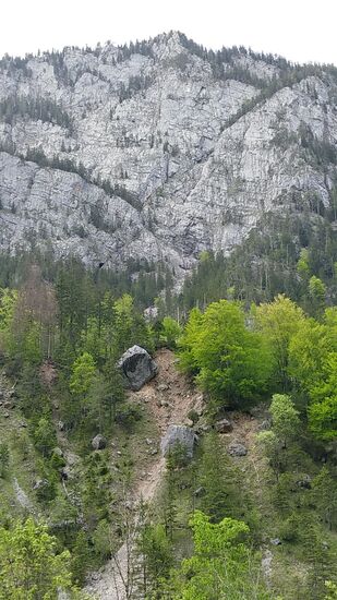 Gab es bislang nur kleinere Geröllteile am Straßenrand, mag einem beim Anblick der beiden Felskolosse in Bildmitte und etwas versetzt darunter, das blanke Schaudern erfassen.