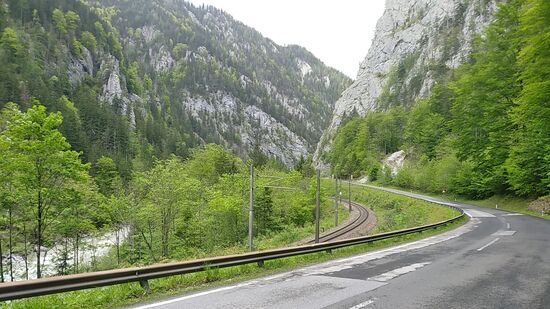 Übrigens bzgl. der hier zwischen Enns und Straße durchs Gesäuse verlaufenden Bahnstrecke soll erwähnt sein, daß auf dieser nur Güterverkehr stattfindet und ansonsten vielleicht mal ein Dampfsonderzug durchfährt. 
Also Regelfahrten mit Personenzügen sind zum momentanen Kenntnisstand leider nicht möglich.